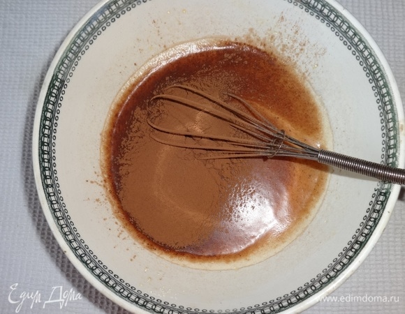 Просеять в миску порошок какао, перемешать.