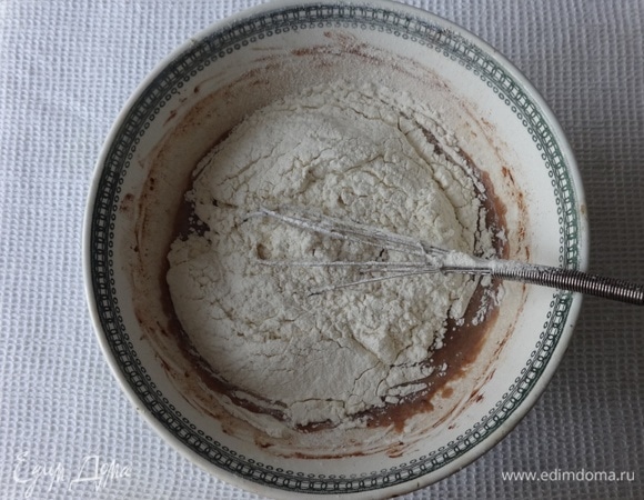 Муку просеять и, постоянно перемешивая жидкость, всыпать порциями.