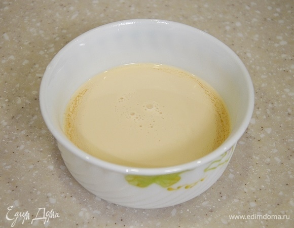 Ряженку нагрейте в микроволновке в течение 30 секунд, чтобы она начала сворачиваться.