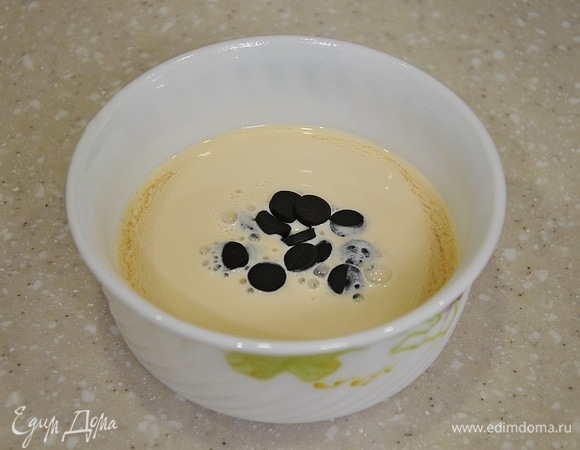 В роли красителя у нас активированный уголь. Чтобы тесто получилось черным, а не серым, добавим таблетки угля в жидкость, в данном случае в ряженку. Дождитесь растворения.