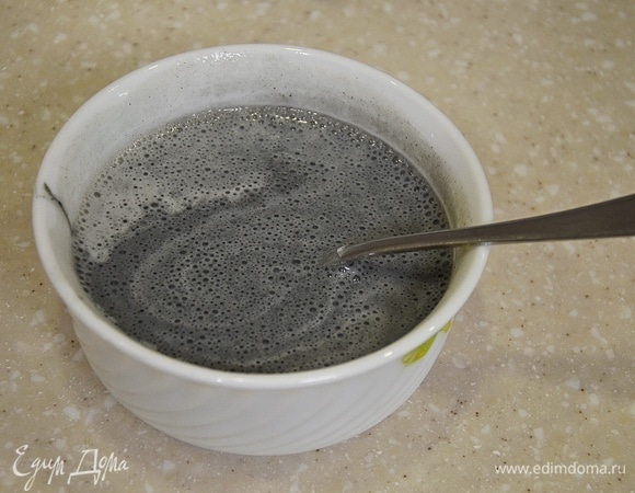 Добавьте соду, соль, сахар. Жидкость начнет пузыриться и увеличится в объеме.