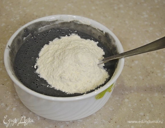 Просейте муку.