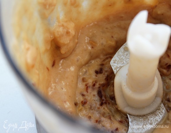 Полностью финики не измельчились, присутствуют крупные кусочки. Поэтому переложила массу в другую чашу, где дальше взбила ее погружным блендером.