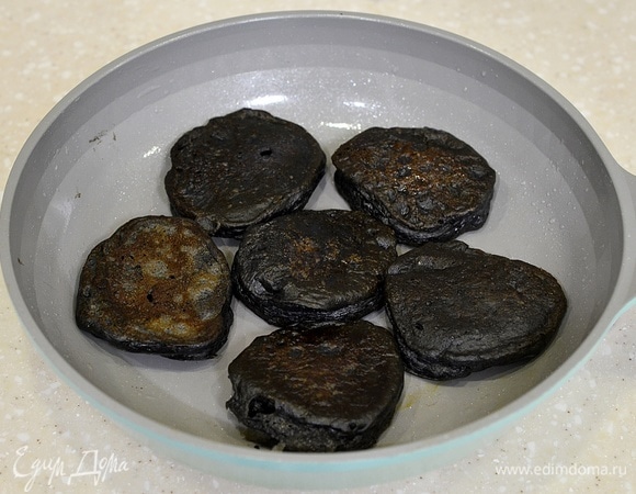 В сковороде разогрейте масло, ложкой выкладывайте оладьи и жарьте с двух сторон.