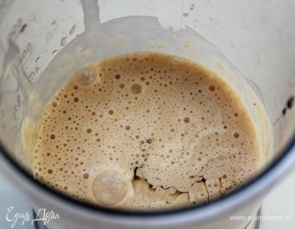 Добавила оставшуюся ряженку и 3 куриных яйца. Взбила.