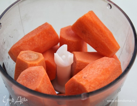 Измельчить морковь. Я загрузила ее в чашу блендера. Также отлично подойдет и мелкая терка.