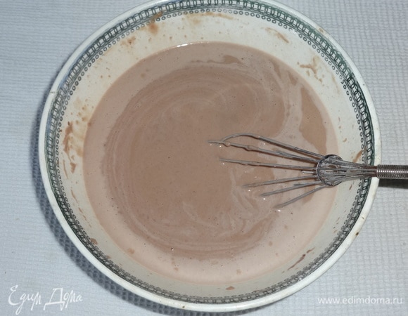 Понемногу вливать оставшееся теплое молоко, интенсивно перемешивая массу. Дать тесту постоять 15–20 мин.