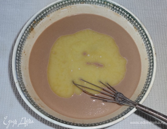 Сливочное масло растопить и влить в тесто, перемешать до однородности.