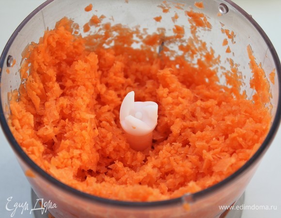 Сынуле нравится шуметь блендером. И морковка получается достаточно мелкой.