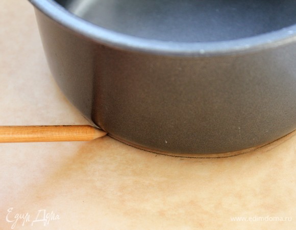 Перед тем, как отправить тесто в форму, подготовила круг из пергаментной бумаги.