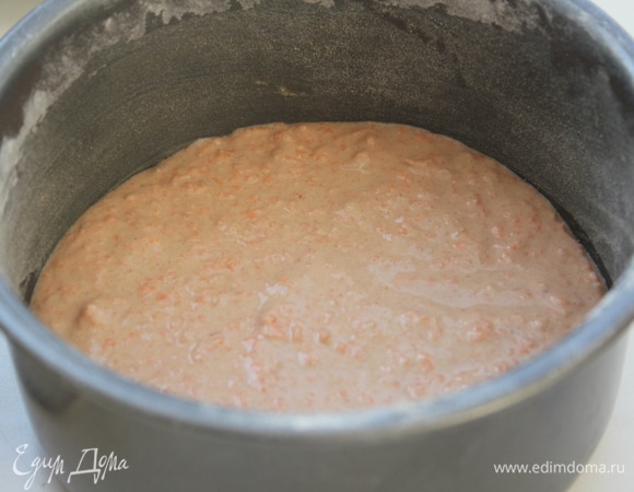 Залить 1/3 теста. Для одинаковых коржей рекомендую взвесить массу теста и разделить на три. Отправить в заранее разогретую духовку на 25 минут при температуре 180°C. Прошу учитывать особенности духового шкафа. Проверять готовность коржа по сухой зубочистке и румяной корочке.