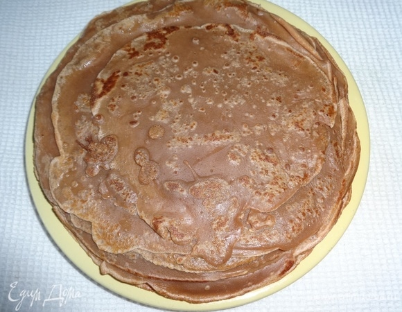 Готовые блинчики складывать в тарелку. У меня получилось 14 шт.