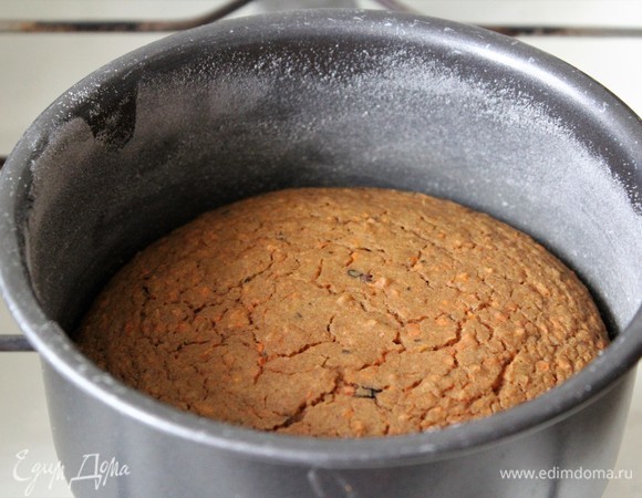 Выпекала отдельно три коржа. Форма — 16 см. Если использовать форму большим диаметром, то и время выпекания изменится. В помощь сухая зубочистка.