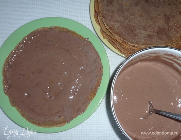 Смазывать кремом блинчики и укладывать друг на друга.Для украшения натереть на терке шоколадную конфету и посыпать торт.