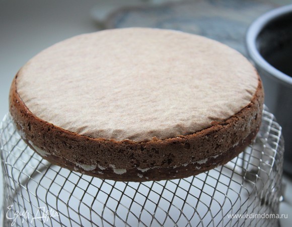 Готовый корж вынуть из формы и переложить на решетку. Я использовала решетку для мультиварки, которая только и служит для того, чтобы остужать на ней выпечку. Приготовить следующих два коржа.