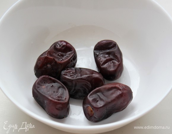 Пока готовятся коржи, сделать крем. Для крема взять 5 фиников. Если они твердые, то также, что и с финиками для коржа, замочить на ночь. Мягкие промыть. Если в вашем рационе финики не предусмотрены, замените на привычный сахар. И желаю познакомиться с финиками.