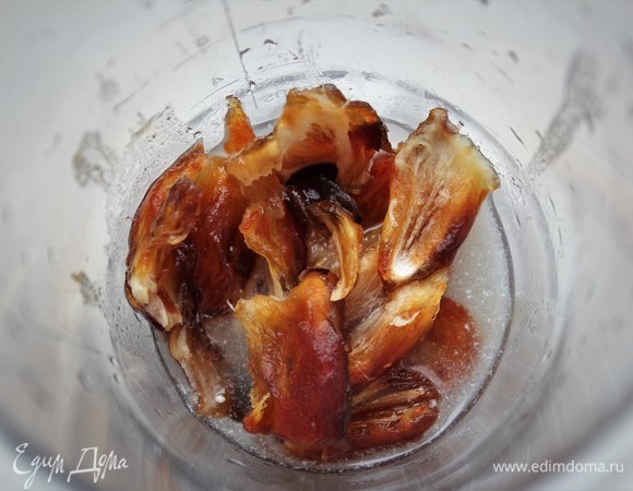 В чаше блендера соединить финики без косточки и кокосовое молоко.