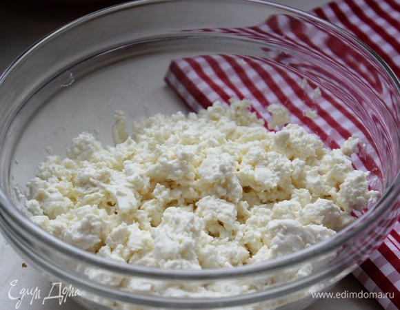 Творог. Для крема в этом рецепте использовали рассыпчатый. Для гладкой текстуры лучше взять творог мягкий.