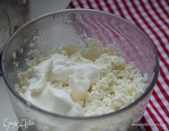Взбить с тремя столовыми ложками йогурта. Йогурт можно заменить на сметану.