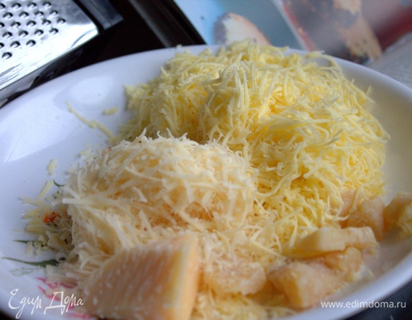 Сыр мелко натереть. Пармезан у меня Литовский.
