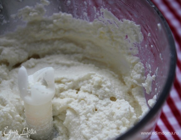 На фото видно, что текстура не идеально гладкая. Для гладкой текстуры взять мягкий творог или заменить крем творожный на сметанный.