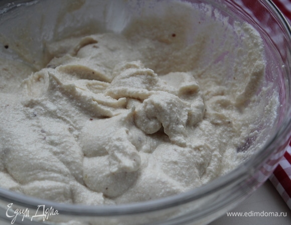 Соединить творог со взбитыми финиками.