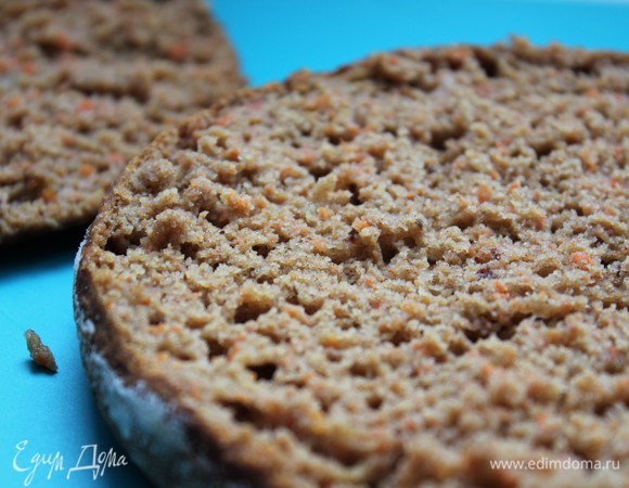 Коржи плотные с крупными порами. Напомню, что торт с легкой сладостью. Хочется сладкий и даже больше, то при создании теста увеличить количество фиников или добавить сахар. На этом этапе у нас один из коржей «пошел» в ход. Удалось постряпать третий корж только на следующий день.