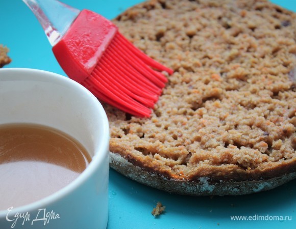 Пропитать коржи. Мы использовали пропитку из воды и одного финика (взбила блендером).