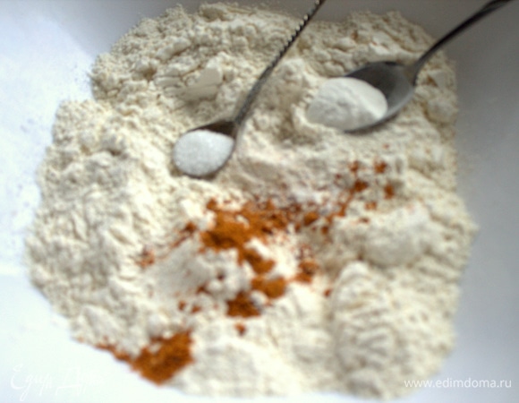 В муку добавить соль, сахар, паприку, разрыхлитель.