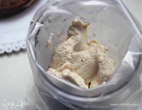 Творожный крем выложить в кондитерский мешок. Можно и сразу ложкой распределять. У нас это творческий процесс. Поэтому крем наносим на коржи из кондитерского мешка.