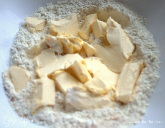 Смешать с мукой мягкое масло.