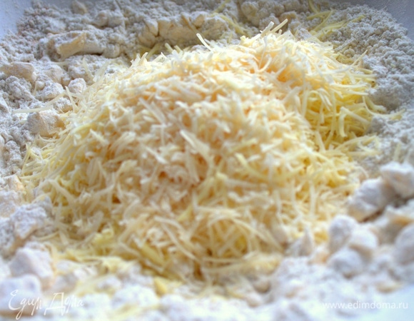 Теперь всыпать сыр.