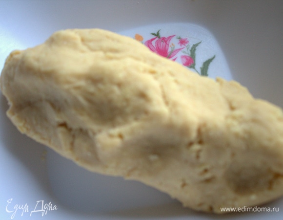 Вымесить руками плотное тесто.