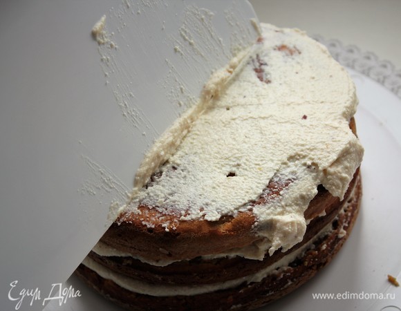 Шпателем распределить крем.