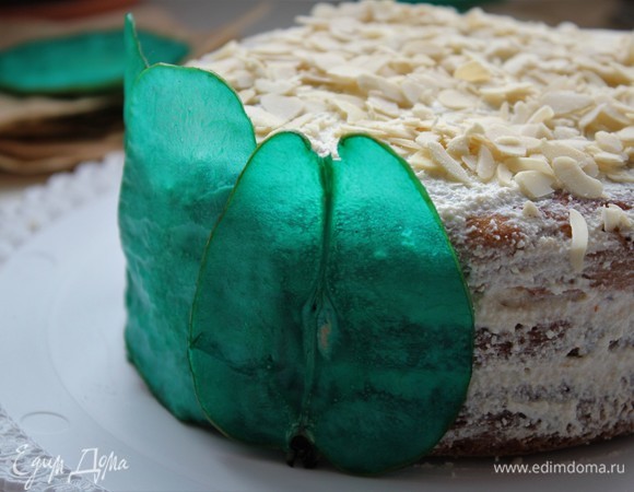 Слайсами торт украсили сразу. В следующий раз уже украшали перед подачей. Они выглядели более эстетично и крем не окрасился в цвет груш.