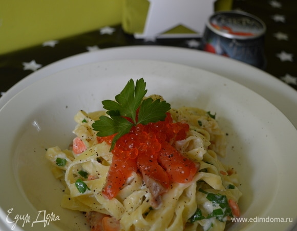 Выложить пасту на тарелку, дополнить ломтиками рыбы, красной икрой ТМ «Восточный берег». Посыпать свежемолотым черным перцем. Приятного аппетита!