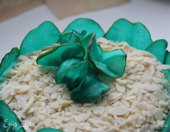 Из оставшихся слайсов груш можно создать цветы. У меня вышло далекое подобие, поэтому убрала их.