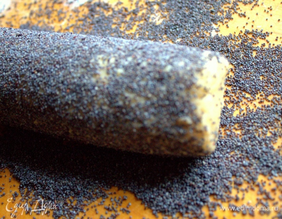 Я отступила от рецепта и обваляла в маке сразу перед охлаждением.