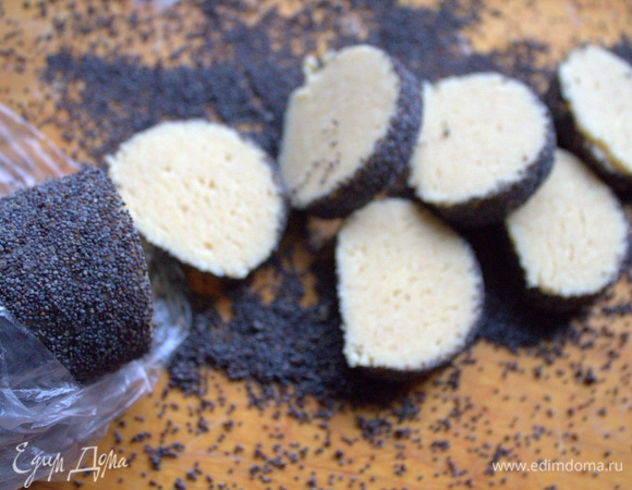 У Юлии написано тесто после охлаждения смазать яйцом и тогда обвалять в маке или, как вариант, в кунжуте, др. орехе.