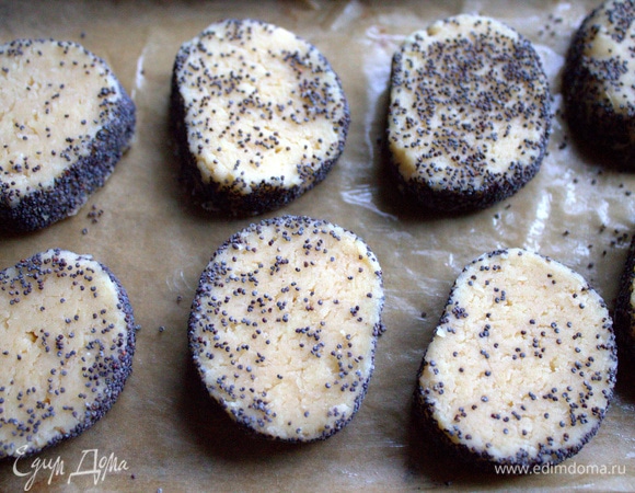 Пекла партиями на смазанном маслом пергаменте. В духовке — при 180°C, в моей мини-печке — при 210°C.