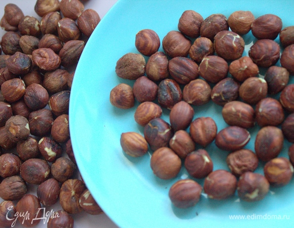 Заранее обжарить фундук или другой орех.