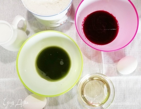 Из размороженного шпината выжимаем сок и смешиваем с 50 мл воды. Свеклу измельчаем вместе с водой в кухонном процессоре и процеживаем сок. Свекольное пюре оставляем для начинки.