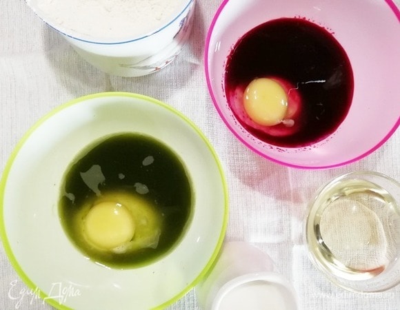 В сок добавляем яйца и соль.