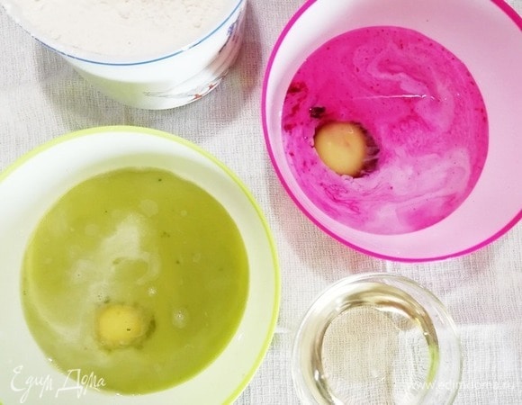 Вливаем по 25 мл молока. Добавляем растительное масло. Перемешиваем.