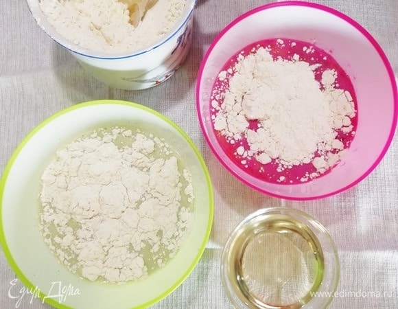 Постепенно добавляя муку, замешиваем блинное тесто. Количество муки в рецепте я указала ориентировочное.