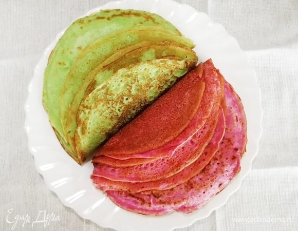 Жарим тонкие блинчики до готовности с двух сторон.