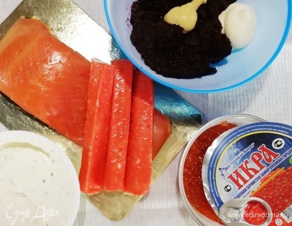 Для начинки возьмем икру горбуши ТМ «Восточный берег» (мой щедрый муж купил баночку 200 грамм, поэтому мне ее хватило на несколько рецептов). Также нам понадобится копченая форель, крабовые палочки, творожный сыр (у меня с зеленью). Свекольное пюре смешиваем с майонезом и горчицей.