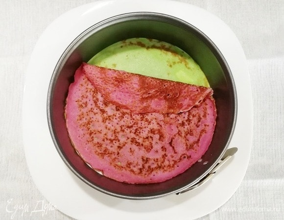 На тарелку устанавливаем кольцо от разъемной формы. Выкладываем два разных блинчика.