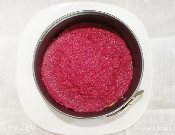 Выкладываем свекольное пюре.