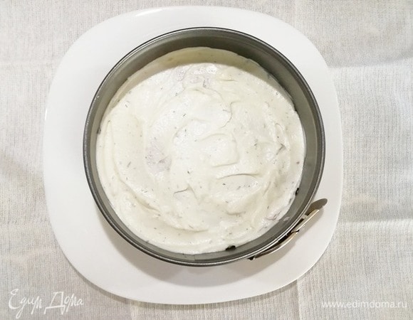 Далее два блинчика и творожный крем.